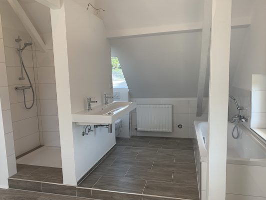 Bad im Dachgeschoss